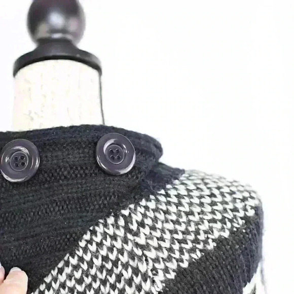 Steve Madden chunky knit Aztec style high/button neck fringe poncho sweater cape - Picture 6 of 10